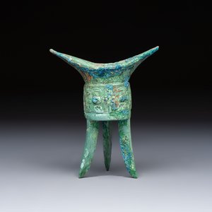 A Chinese archaic bronze wine vessel, Jiao 角, Shang/Zhou — photo 4
