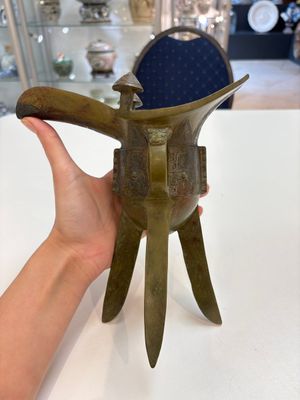 A Chinese archaic bronze wine vessel, 'jue 爵', late Shang — 照片 1