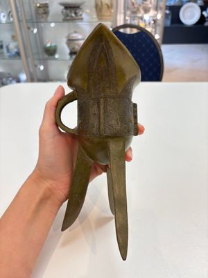 A Chinese archaic bronze wine vessel, 'jue 爵', late Shang — 照片 2