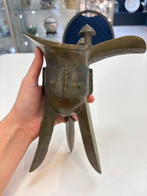 A Chinese archaic bronze wine vessel, 'jue 爵', late Shang — 照片 3