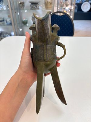 A Chinese archaic bronze wine vessel, 'jue 爵', late Shang — 照片 4