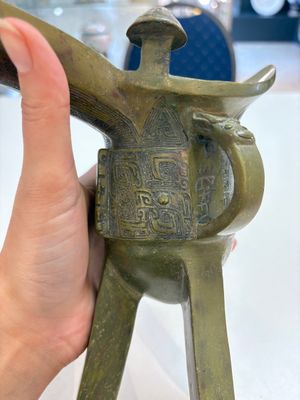 A Chinese archaic bronze wine vessel, 'jue 爵', late Shang — 照片 7