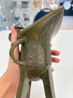 A Chinese archaic bronze wine vessel, 'jue 爵', late Shang — 照片 8