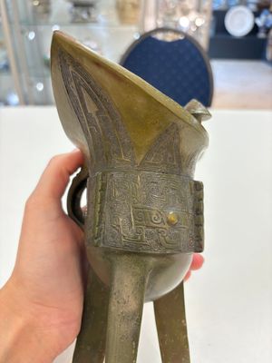 A Chinese archaic bronze wine vessel, 'jue 爵', late Shang — 照片 9