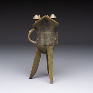 A Chinese archaic bronze wine vessel, 'jue 爵', late Shang — 照片 3