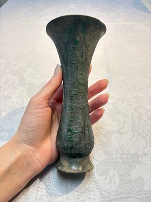 A Chinese archaic bronze wine vessel with phoenix design, Zhi 觯, Zhou — photo 1