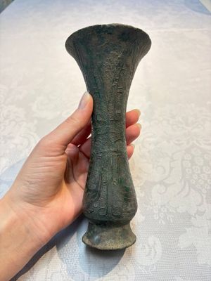 A Chinese archaic bronze wine vessel with phoenix design, Zhi 觯, Zhou — photo 2