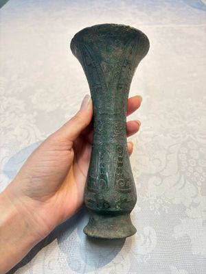A Chinese archaic bronze wine vessel with phoenix design, Zhi 觯, Zhou — photo 4