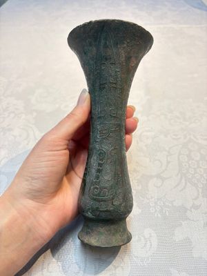 A Chinese archaic bronze wine vessel with phoenix design, Zhi 觯, Zhou — photo 5