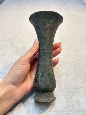 A Chinese archaic bronze wine vessel with phoenix design, Zhi 觯, Zhou — photo 6