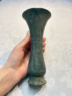 A Chinese archaic bronze wine vessel with phoenix design, Zhi 觯, Zhou — photo 7