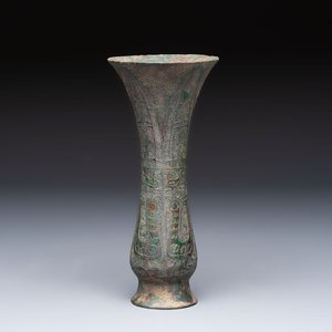 A Chinese archaic bronze wine vessel with phoenix design, Zhi 觯, Zhou — photo 1