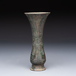 A Chinese archaic bronze wine vessel with phoenix design, Zhi 觯, Zhou — photo 2