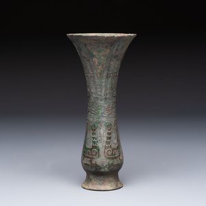 A Chinese archaic bronze wine vessel with phoenix design, Zhi 觯, Zhou — photo 3