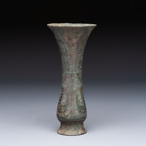 A Chinese archaic bronze wine vessel with phoenix design, Zhi 觯, Zhou — photo 4