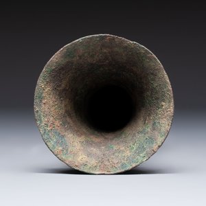 A Chinese archaic bronze wine vessel with phoenix design, Zhi 觯, Zhou — photo 5