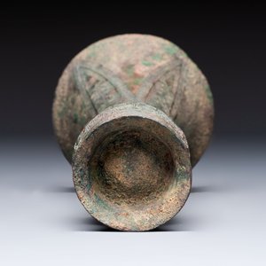 A Chinese archaic bronze wine vessel with phoenix design, Zhi 觯, Zhou — photo 6