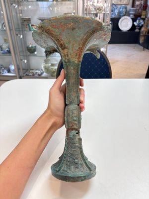 A Chinese archaic bronze wine vessel with 'taotie' design, 'gu 觚', Shang — 照片 1