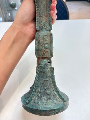 A Chinese archaic bronze wine vessel with 'taotie' design, 'gu 觚', Shang — 照片 11