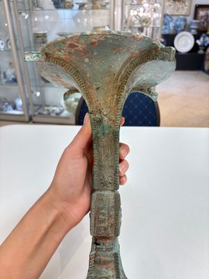 A Chinese archaic bronze wine vessel with 'taotie' design, 'gu 觚', Shang — 照片 12