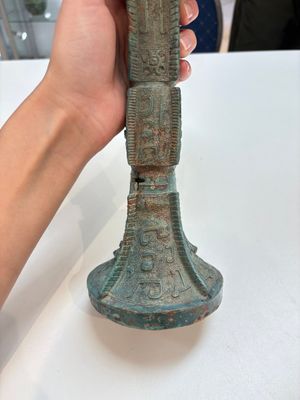 A Chinese archaic bronze wine vessel with 'taotie' design, 'gu 觚', Shang — 照片 13