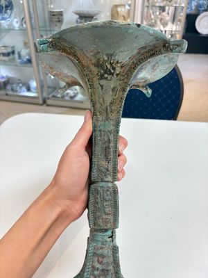 A Chinese archaic bronze wine vessel with 'taotie' design, 'gu 觚', Shang — 照片 14