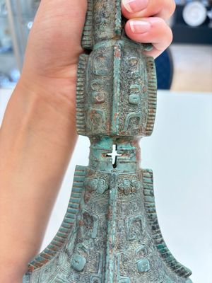A Chinese archaic bronze wine vessel with 'taotie' design, 'gu 觚', Shang — 照片 17