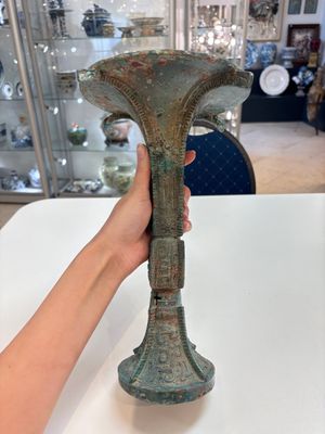 A Chinese archaic bronze wine vessel with 'taotie' design, 'gu 觚', Shang — 照片 2