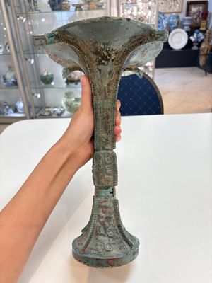 A Chinese archaic bronze wine vessel with 'taotie' design, 'gu 觚', Shang — 照片 3