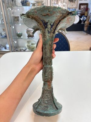 A Chinese archaic bronze wine vessel with 'taotie' design, 'gu 觚', Shang — 照片 4