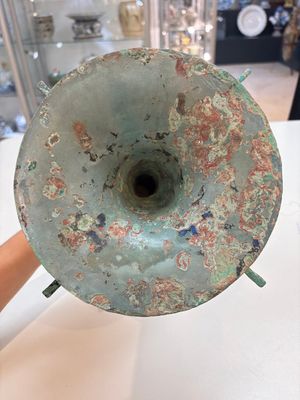 A Chinese archaic bronze wine vessel with 'taotie' design, 'gu 觚', Shang — 照片 5