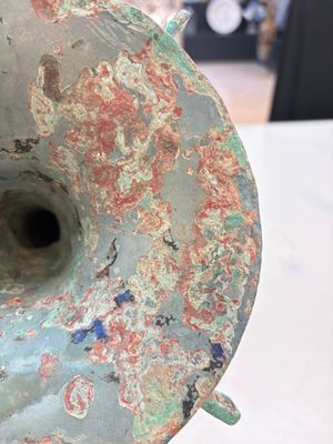 A Chinese archaic bronze wine vessel with 'taotie' design, 'gu 觚', Shang — 照片 6
