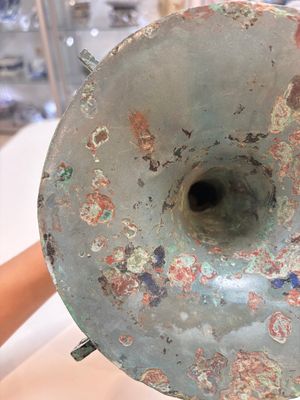 A Chinese archaic bronze wine vessel with 'taotie' design, 'gu 觚', Shang — 照片 7