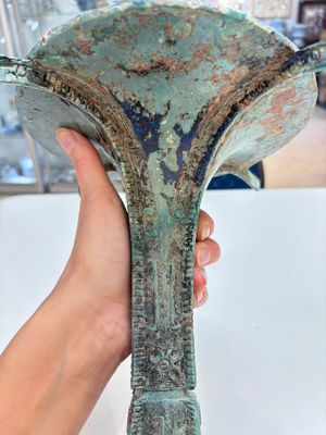 A Chinese archaic bronze wine vessel with 'taotie' design, 'gu 觚', Shang — 照片 8