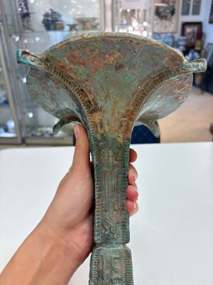 A Chinese archaic bronze wine vessel with 'taotie' design, 'gu 觚', Shang — 照片 10