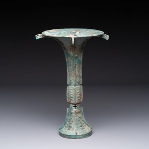 A Chinese archaic bronze wine vessel with 'taotie' design, 'gu 觚', Shang — 照片 1
