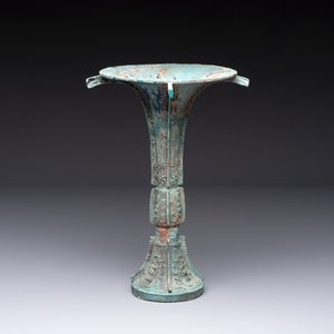 A Chinese archaic bronze wine vessel with 'taotie' design, 'gu 觚', Shang — 照片 2