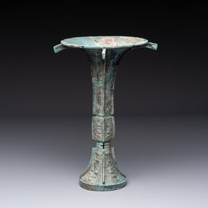 A Chinese archaic bronze wine vessel with 'taotie' design, 'gu 觚', Shang — 照片 3