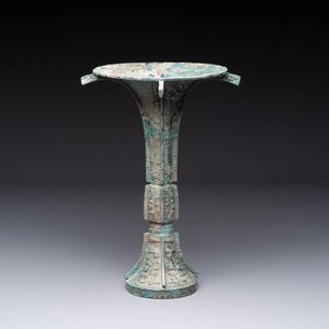 A Chinese archaic bronze wine vessel with 'taotie' design, 'gu 觚', Shang — 照片 4
