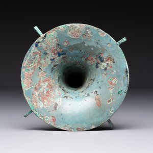 A Chinese archaic bronze wine vessel with 'taotie' design, 'gu 觚', Shang — 照片 5