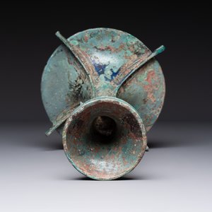 A Chinese archaic bronze wine vessel with 'taotie' design, 'gu 觚', Shang — 照片 6