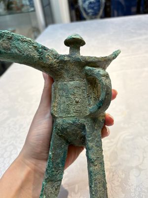 A Chinese archaic bronze wine vessel with Taotie design, Jue 爵, late Shang — foto 11