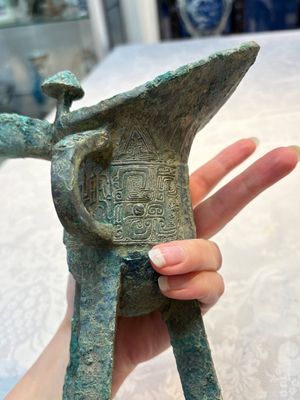 A Chinese archaic bronze wine vessel with Taotie design, Jue 爵, late Shang — foto 12