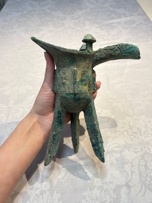 A Chinese archaic bronze wine vessel with Taotie design, Jue 爵, late Shang — foto 2