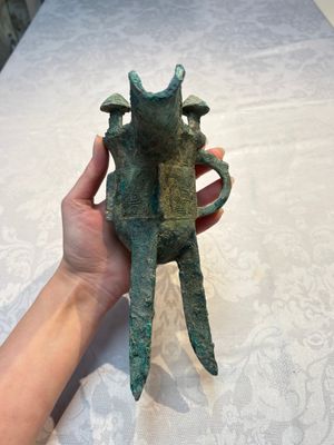 A Chinese archaic bronze wine vessel with Taotie design, Jue 爵, late Shang — foto 3