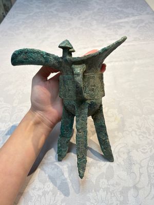 A Chinese archaic bronze wine vessel with Taotie design, Jue 爵, late Shang — foto 4