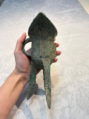 A Chinese archaic bronze wine vessel with Taotie design, Jue 爵, late Shang — foto 5