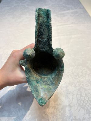 A Chinese archaic bronze wine vessel with Taotie design, Jue 爵, late Shang — foto 6