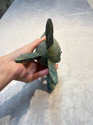 A Chinese archaic bronze wine vessel with Taotie design, Jue 爵, late Shang — foto 7