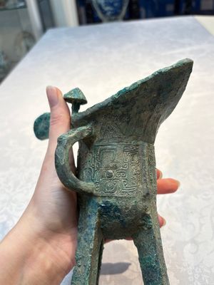 A Chinese archaic bronze wine vessel with Taotie design, Jue 爵, late Shang — foto 8